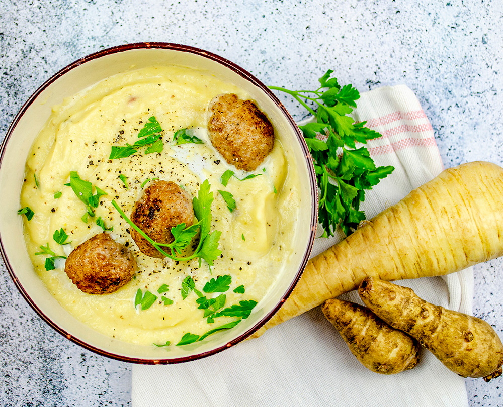 pastinaken-senfsuppe Cremige Pastinaken-Senfsuppe mit Bratwurst-Bällchen