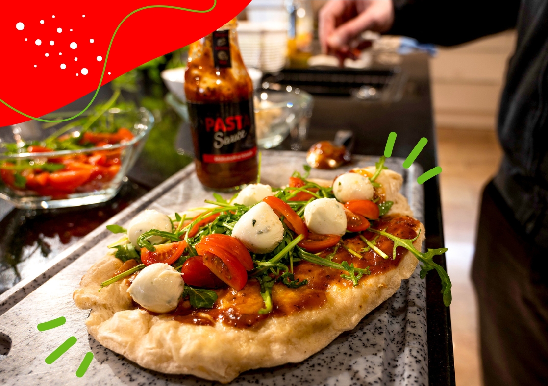 pizza schiffchen mit tomaten, mozzarella, rucola und pasta sauce pizzaschiffchen mit pasta sauce, mozzarella, tomaten und rucola