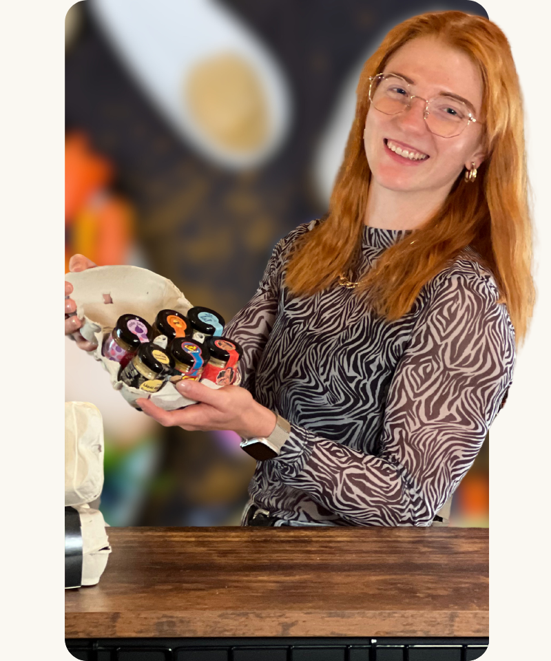 froehliches maedchen mit mini glaesern froehliches maedchen mit mini glaesern