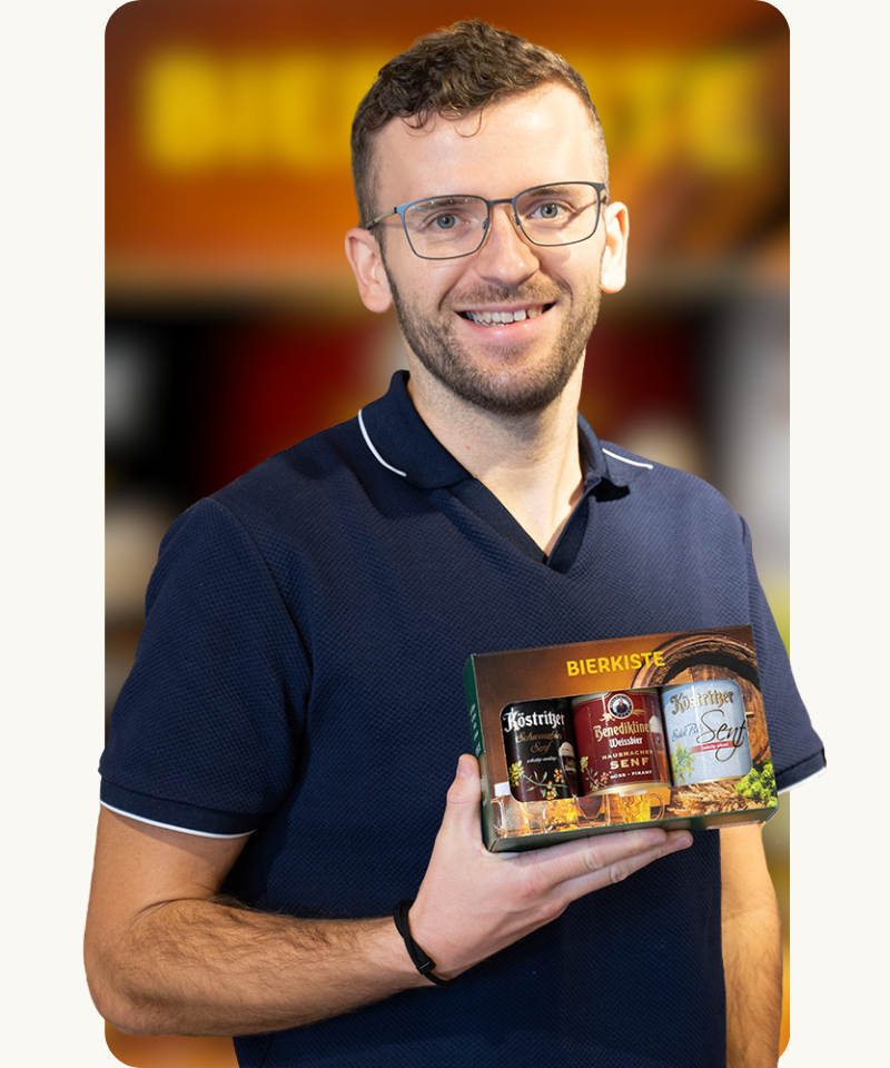 laechelnder mann mit senfbierkiste laechelnder mann mit bierkiste