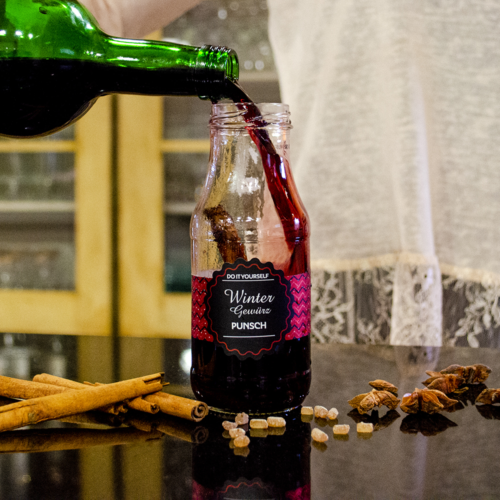 DIY Wintergewürz-Punsch einfach mit Rotwein auffüllen, schütteln & erwärmen.
