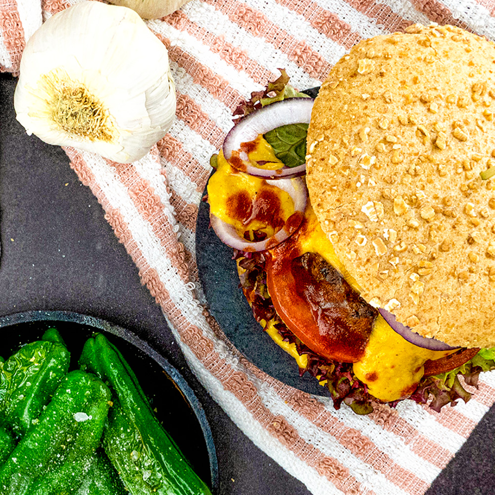 Burger mit Burgersauce und Jalapenos