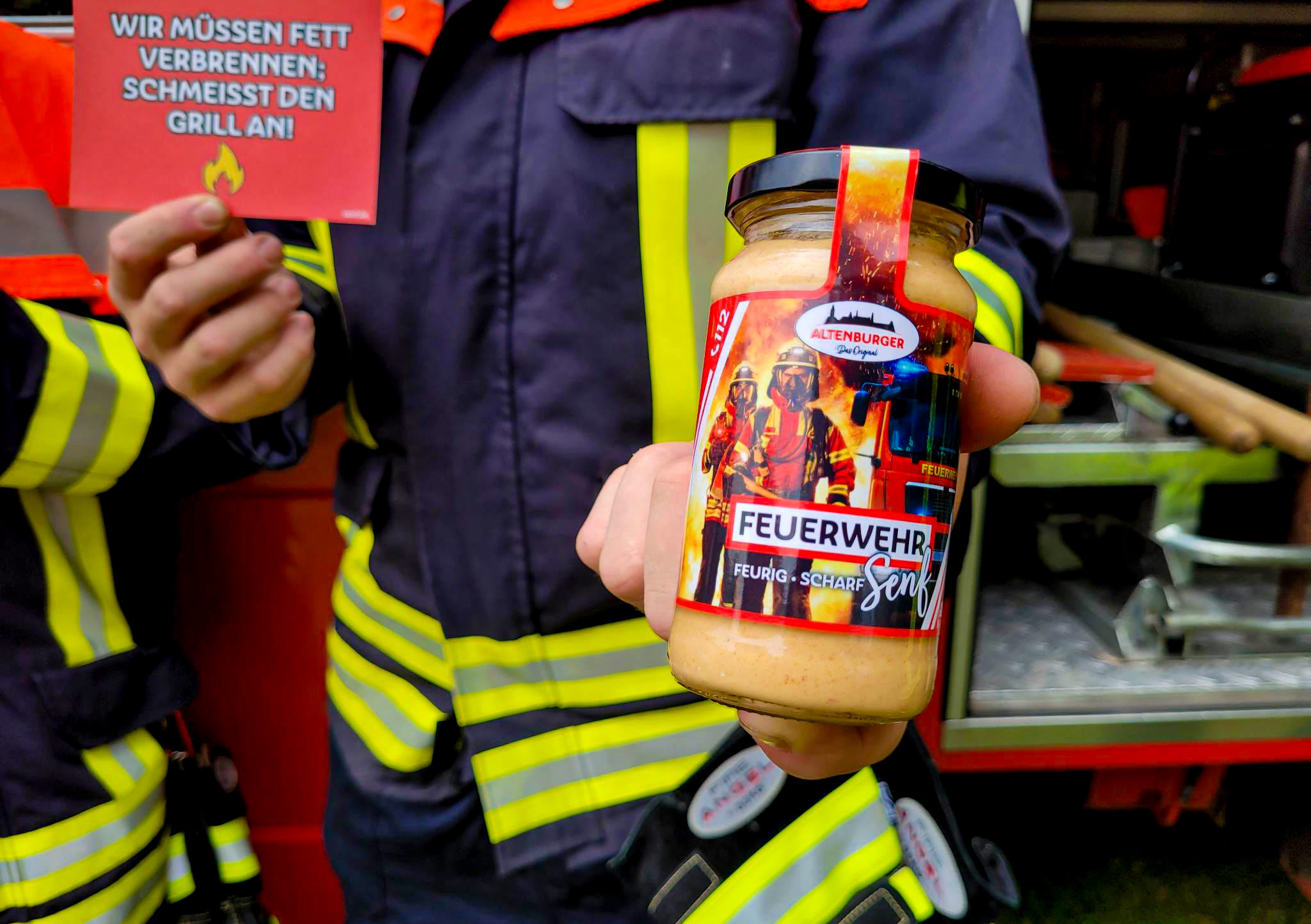 feuerwehrsenf mit feuerwehrmann feuersenf mit feuerwehrmann
