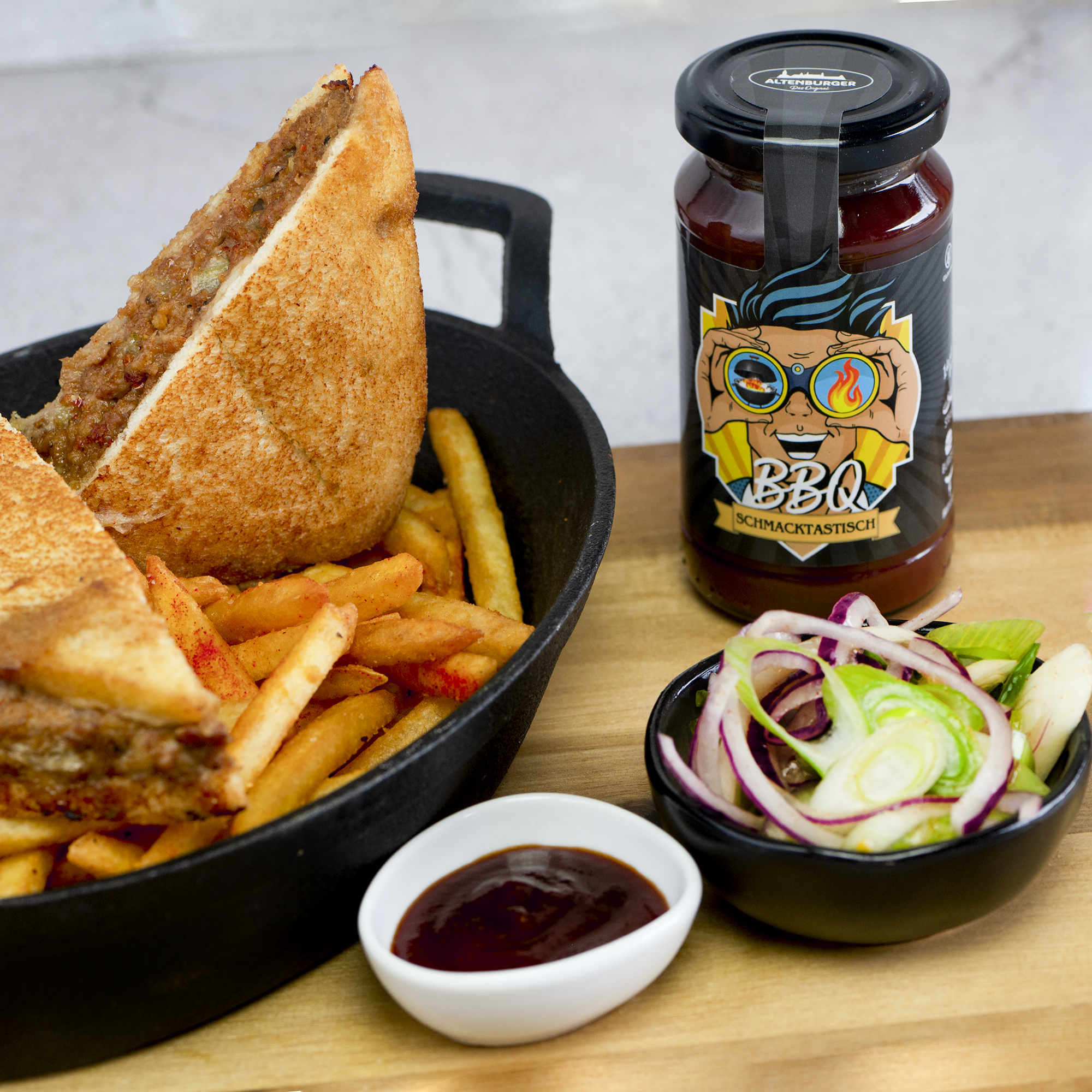 BBQ-Sauce-Schmacktastisch-mit-Hack-Sandwich-und-Pommes BBQ Sauce für Sandiwches, Gegrilltem, Burger und vielem mehr!