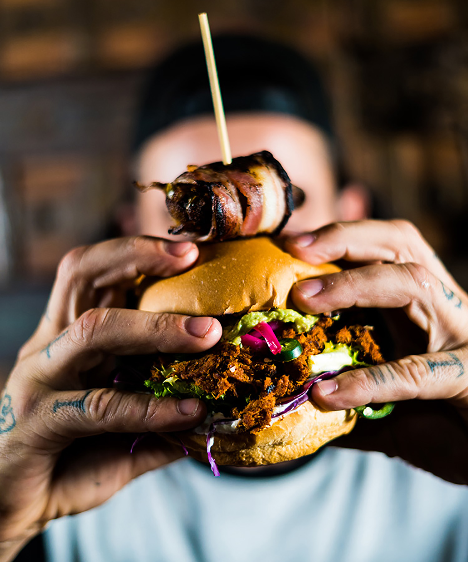 burger in tattoowierten händen burger in tattoowierten händen