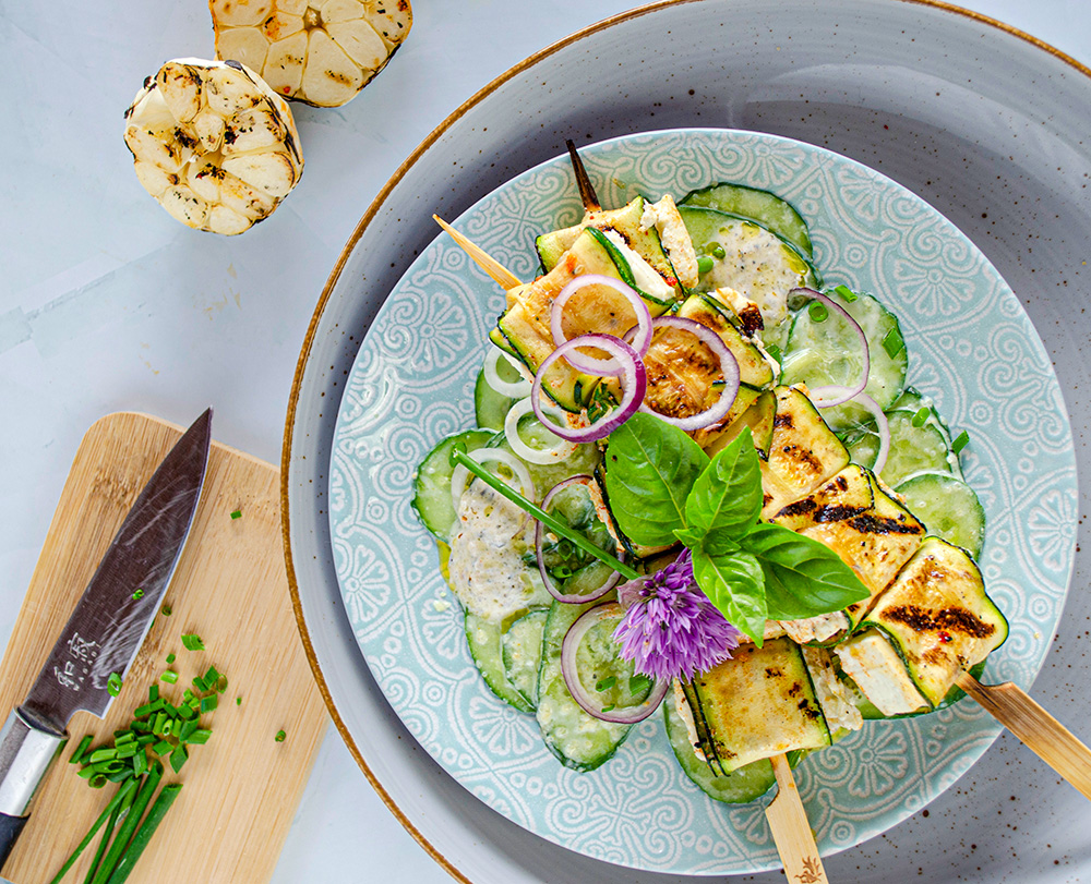 gurkensalat mit feta-zucchini-spieß Feta-Zucchini Spieße mit Gurkensalat