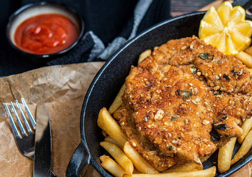 schnitzel mit pommes schnitzel mit pommes