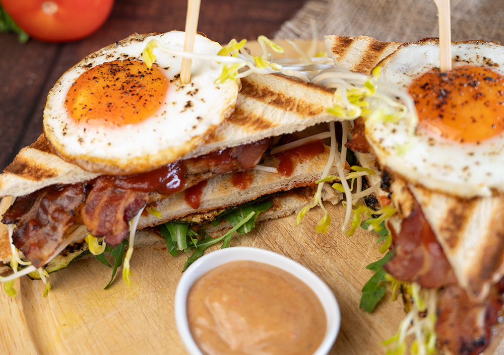sandwisch, speck, ei, rucola, senf sandwich ei, speck, rucola senf