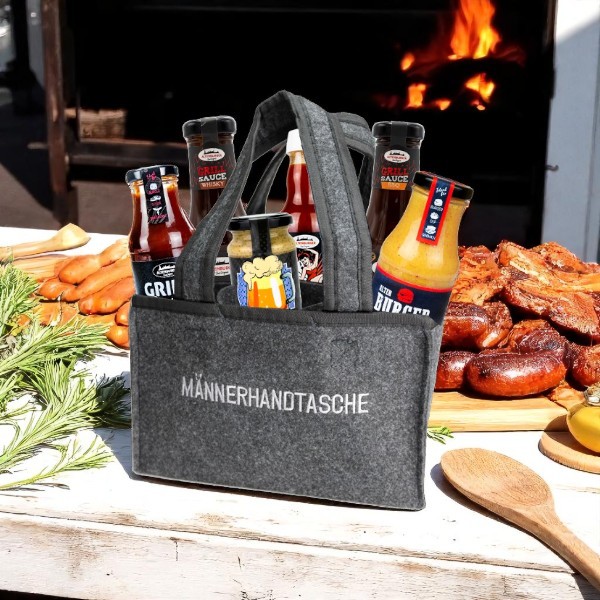 Männerhandtasche vor Grillfleisch Männerhandtasche vor Grillfleisch
