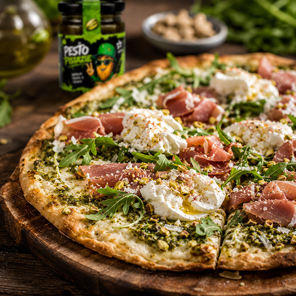 Knuspriger Flammkuchen mit Pesto Pistazie, Burrata und Prosciutto