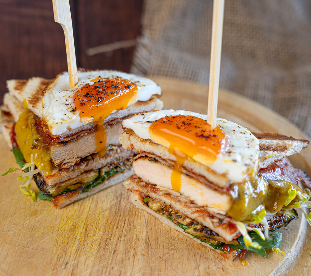 sandwich mit fleisch, ei und senf sandwich mit fleisch, ei und senf