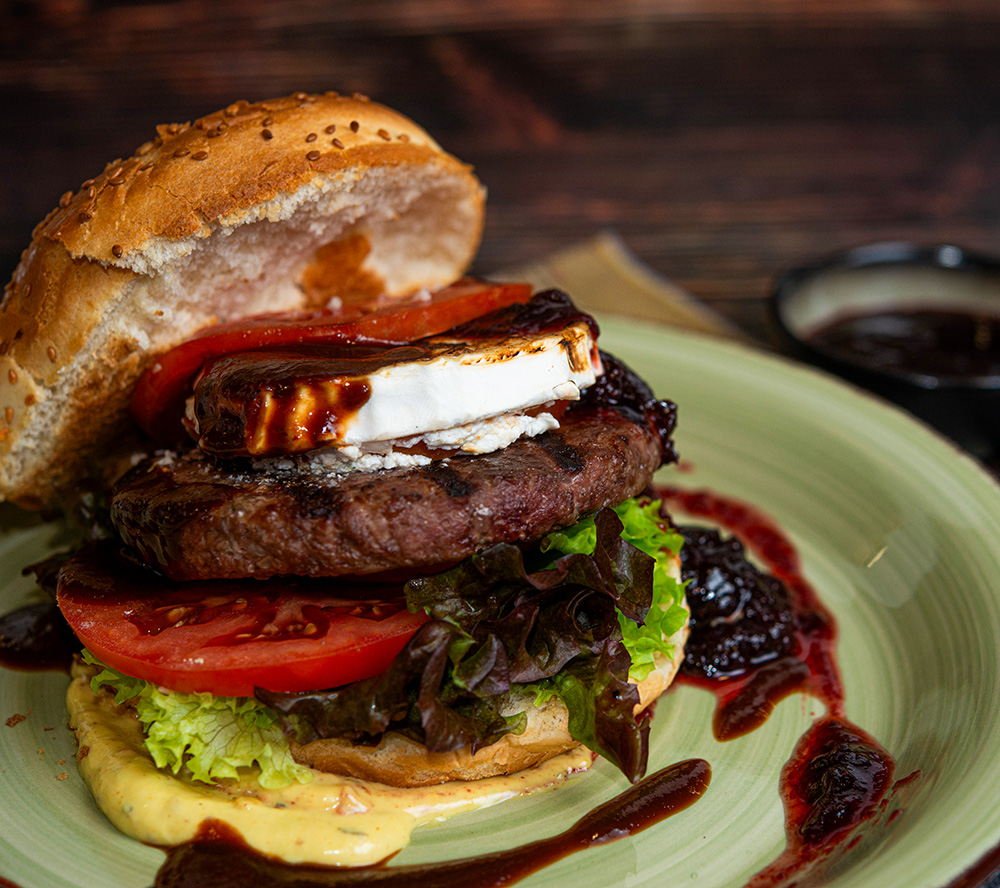 burger mit ziegenkaese und grillsauce burger mit ziegenkaese und grillsauce