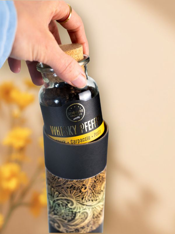 whisky pfeffer wird aus geschenkrolle premium herausgeholt