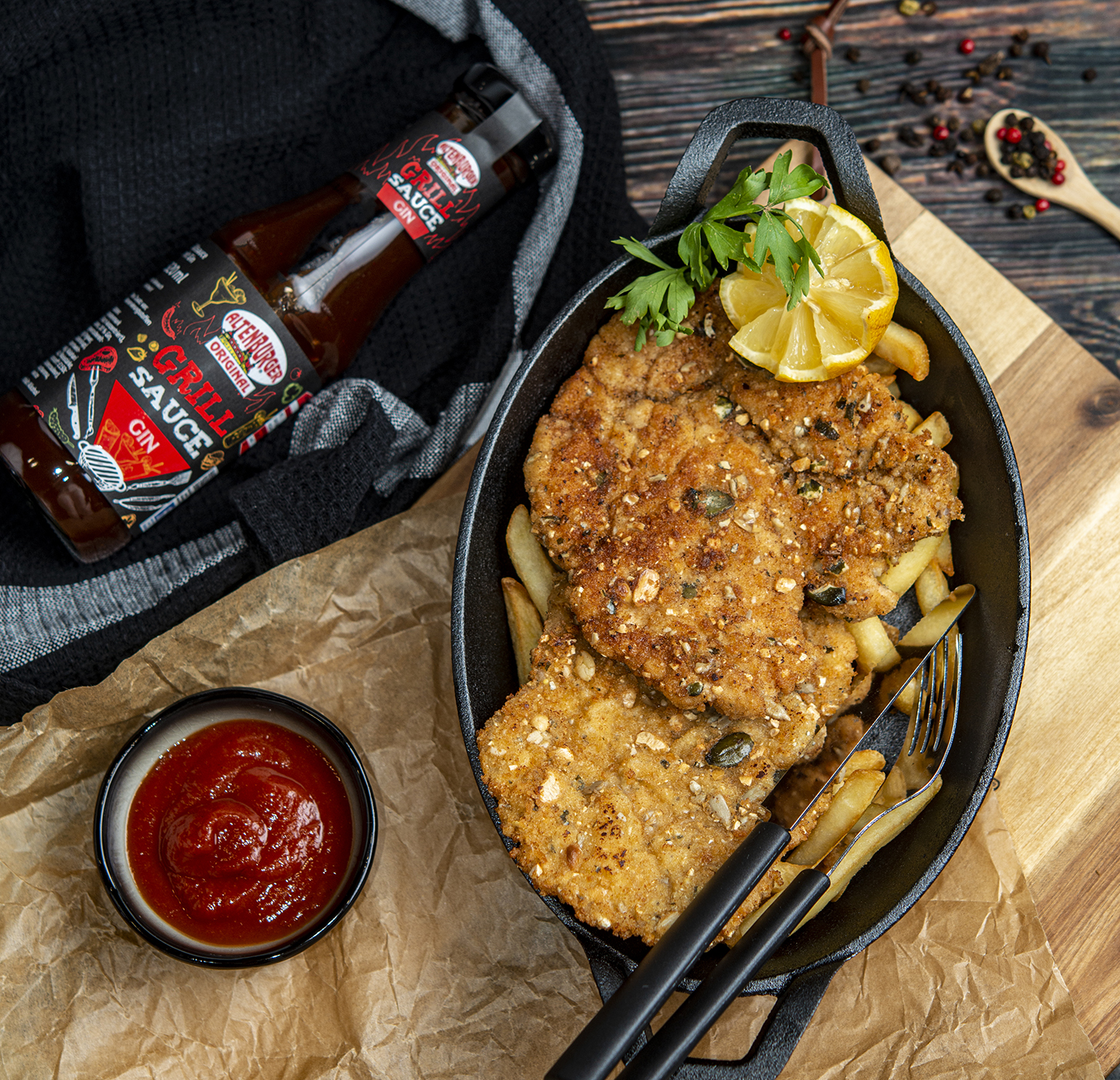 Grill Sauce Gin mit knusprig gebratenem Schnitzel