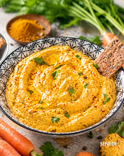 Cremiger Karotten-Dip mit Curry & Feigen Senf