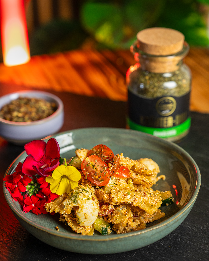 Krauuter Dill Gewuerz Hoverbild mit crispy pasta Krauuter Dill Gewuerz Hoverbild mit crispy pasta