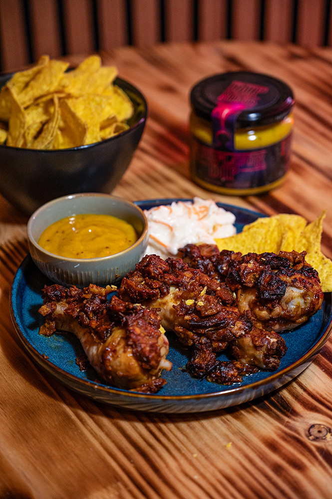 Stranger Wings - Marinierte Hähnchenflügel mit Mango-Curry Dip & Tortillas