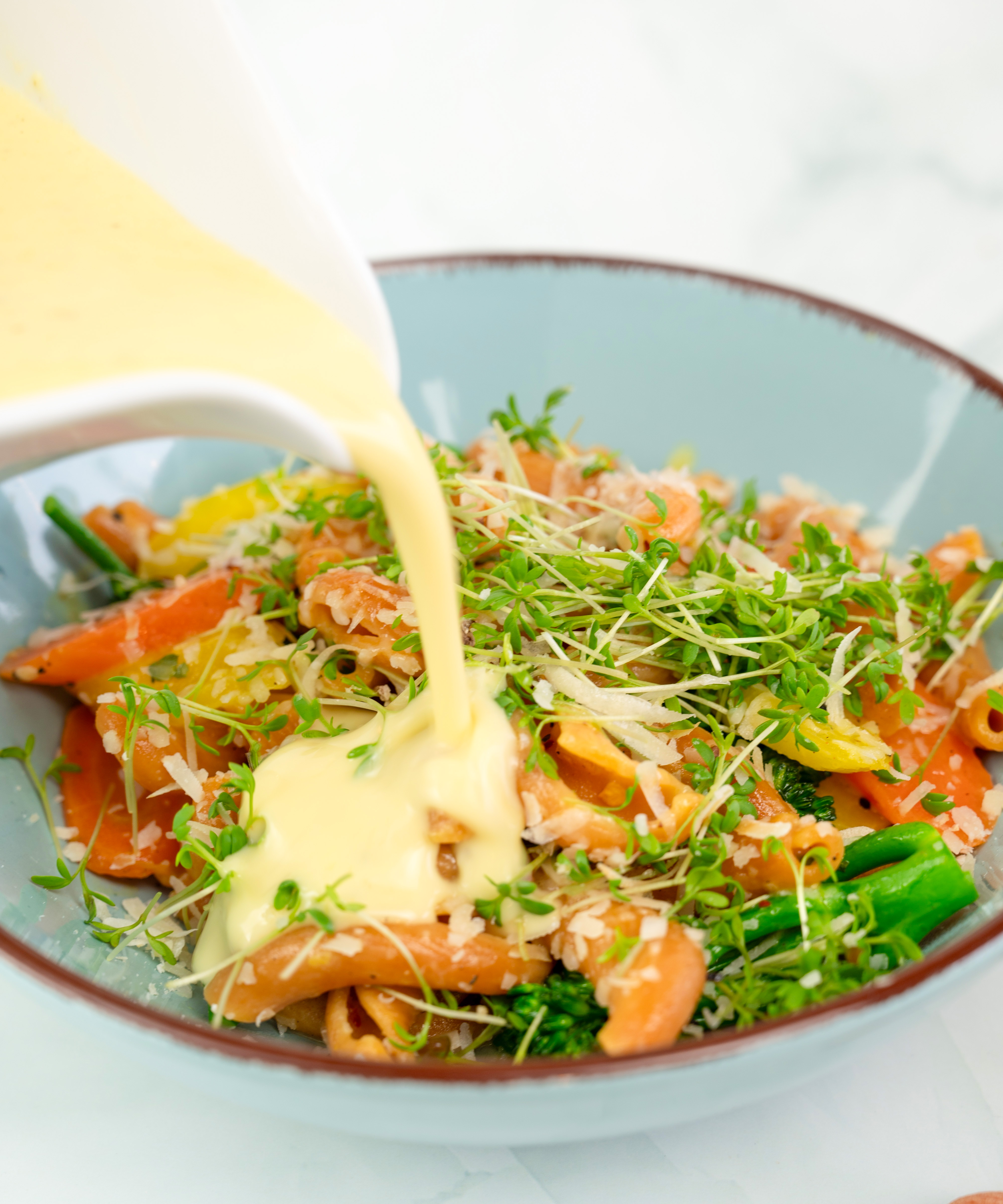 Sauce kippt über Nudeln Sauce kippt mit Nudeln