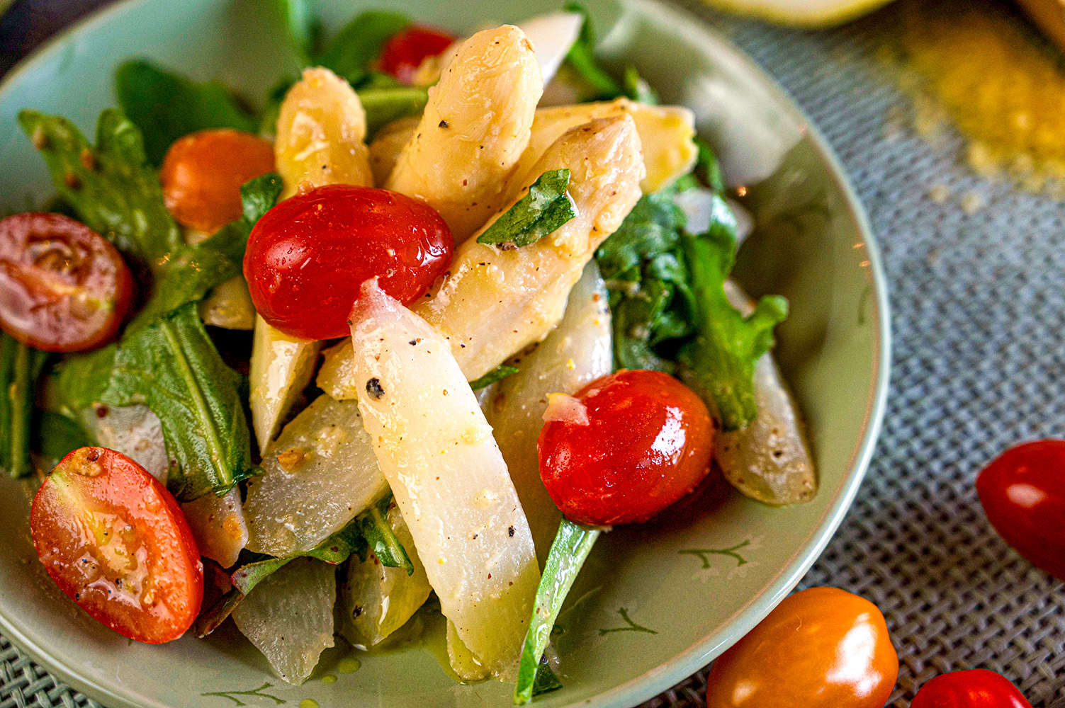 Spargel-Salat mit Honig-Senf-Vinaigrette Spargel-Salat mit Honig-Senf-Vinaigrette