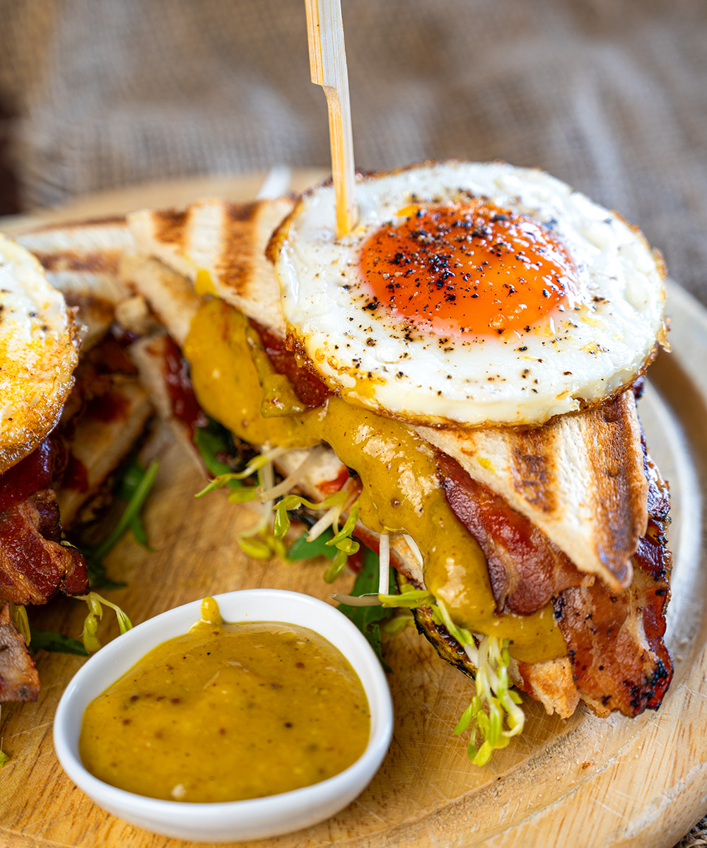 gegrilltes sandwich mit burger sauce und spiegelei gegrilltes sandwich mit spiegelei und burger sauce