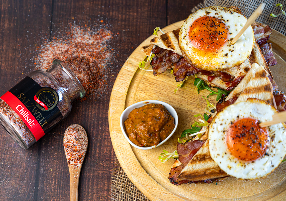 chili salz zu gegrilltem sandwich mit spiegelei chili salz zu gegrilltem sandwich mit spiegelei