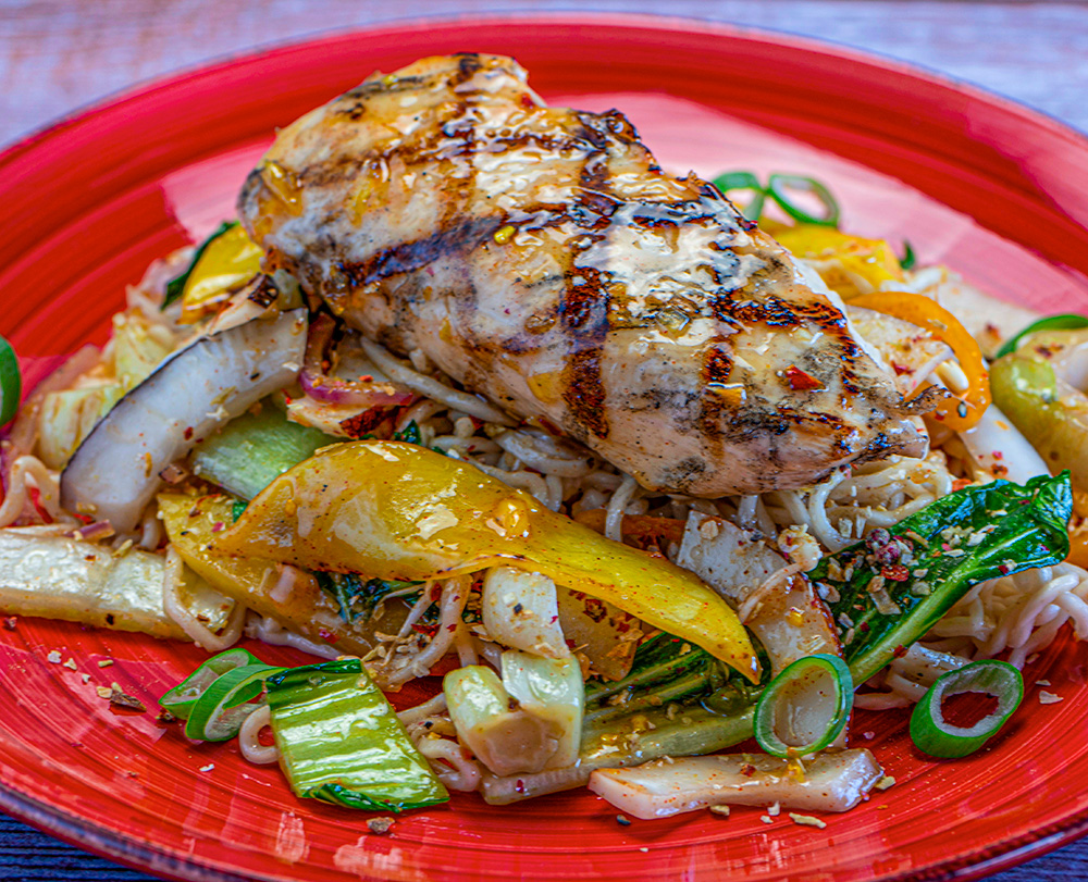 gegrillte hünchenbrust auf thai gemüse Gegrillte Hähnchenbrust im Thai-Style