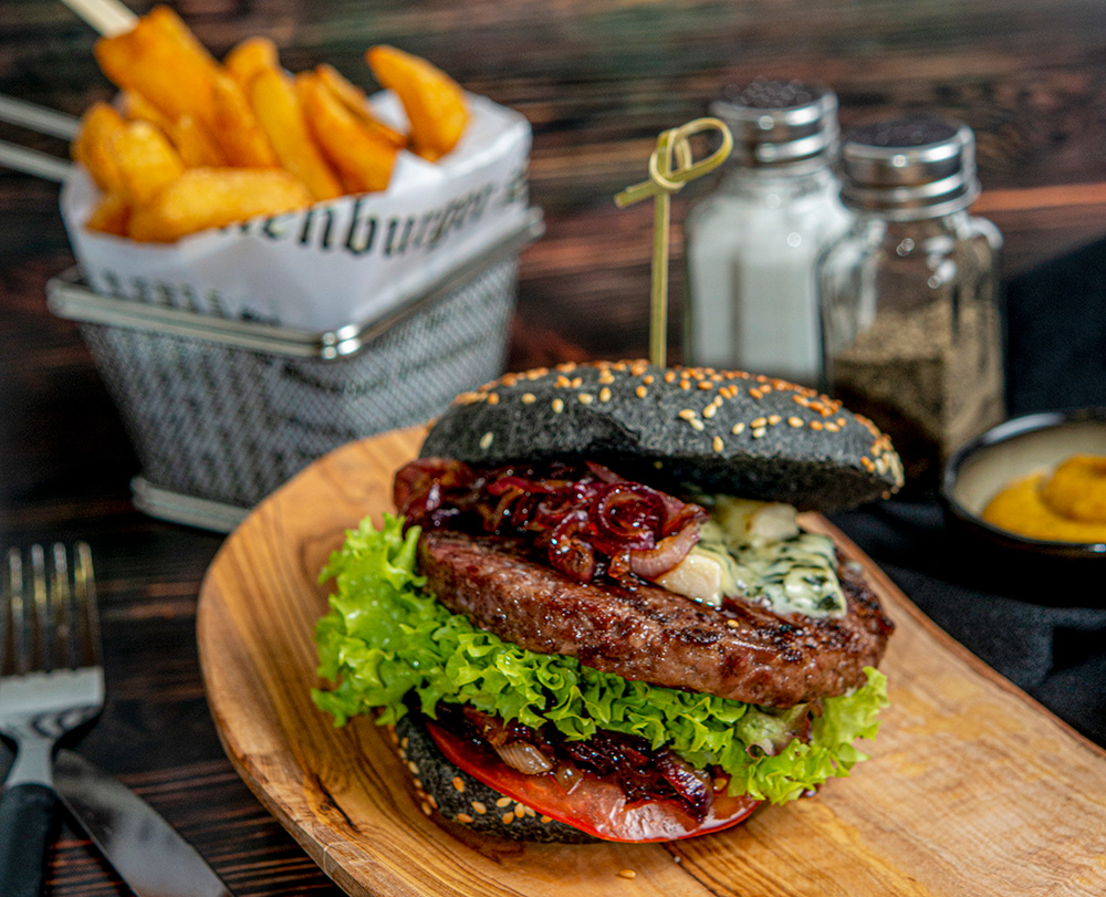 burger mit black bun Black Burger mit Zwiebel-Balsamico Topping