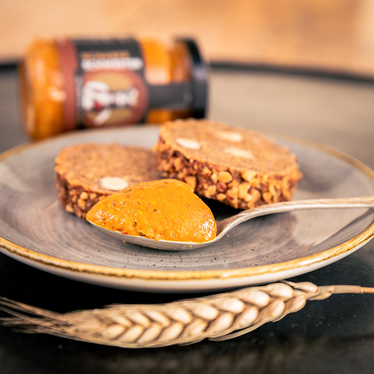 Scharfer Senf mit Chili und Tomate