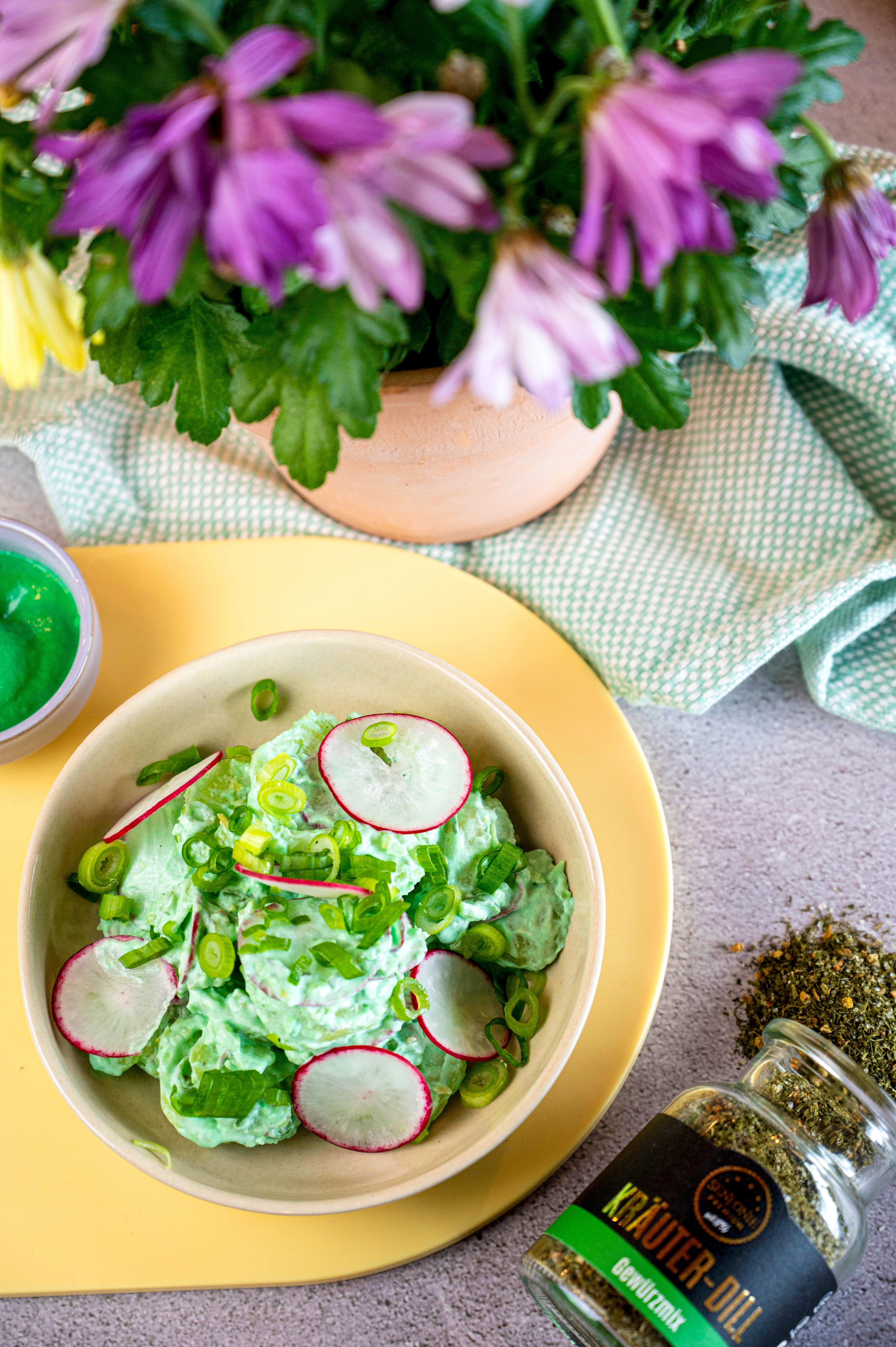 Kartoffel Radieschen Salat mit grnem Senf und Kräuter Dill Gewürz Kartoffel Radieschen Salat mit grnem Senf und Kräuter Dill Gewürz auf einem hellen Tisch