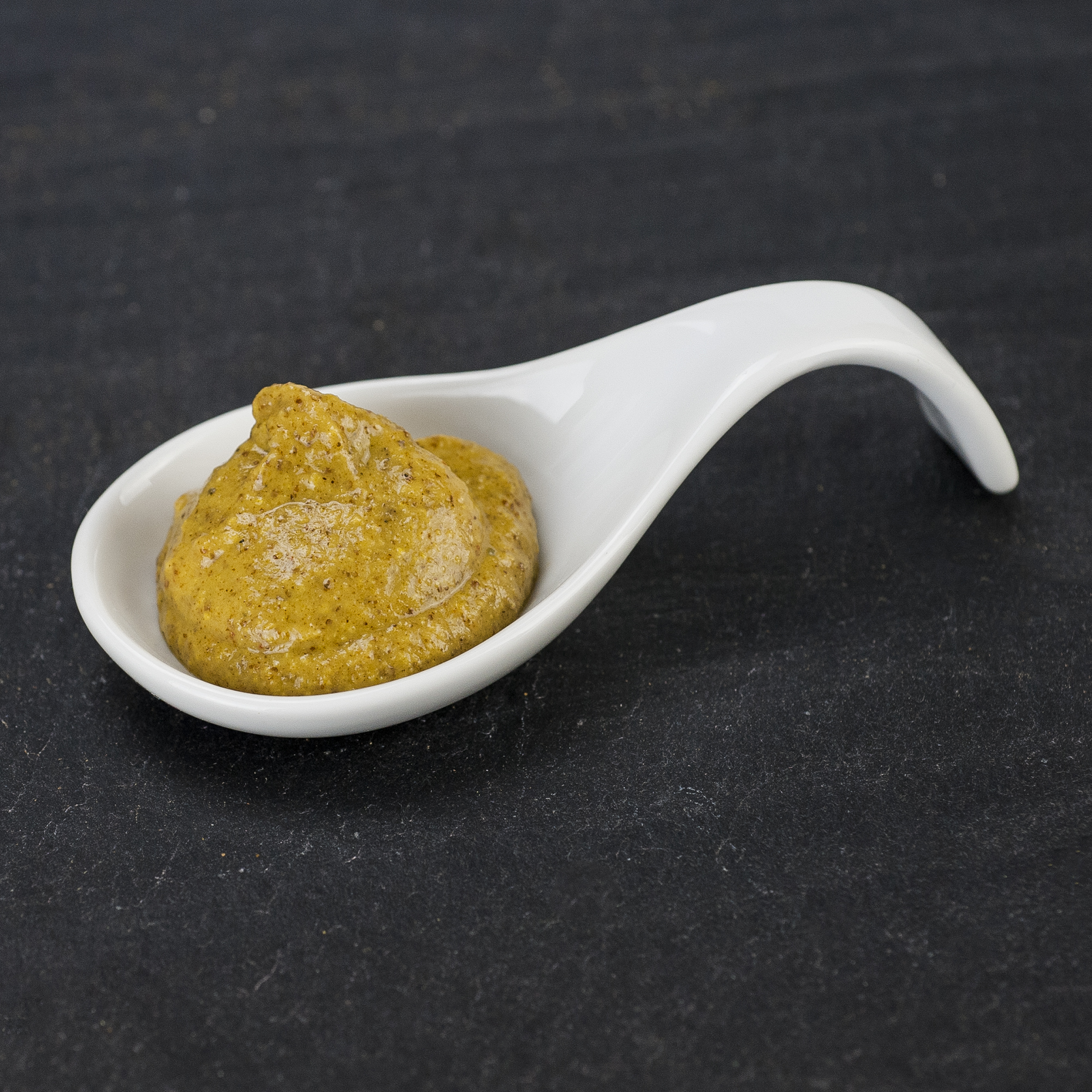 26472-Kleine-Schwarze-L-ffel-04062019 Feinvermahlener Senf mit schwarzem Pfeffer