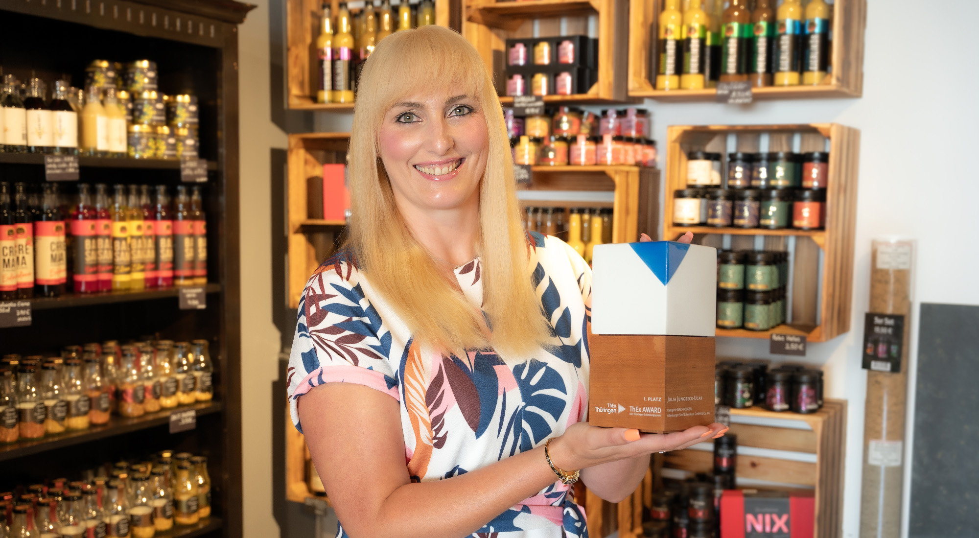 Person Julia Jungbeck mit Thex Award Person thex award julia jungbeck