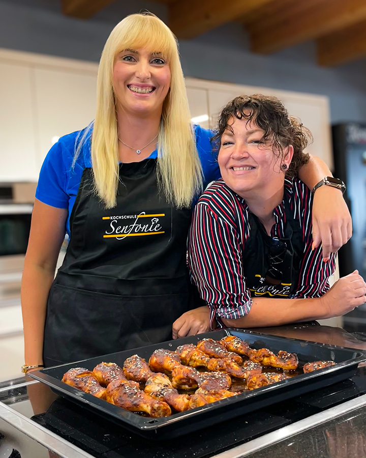 froehliche frauen mit chicken wings froehliche frauen mit chicken wings