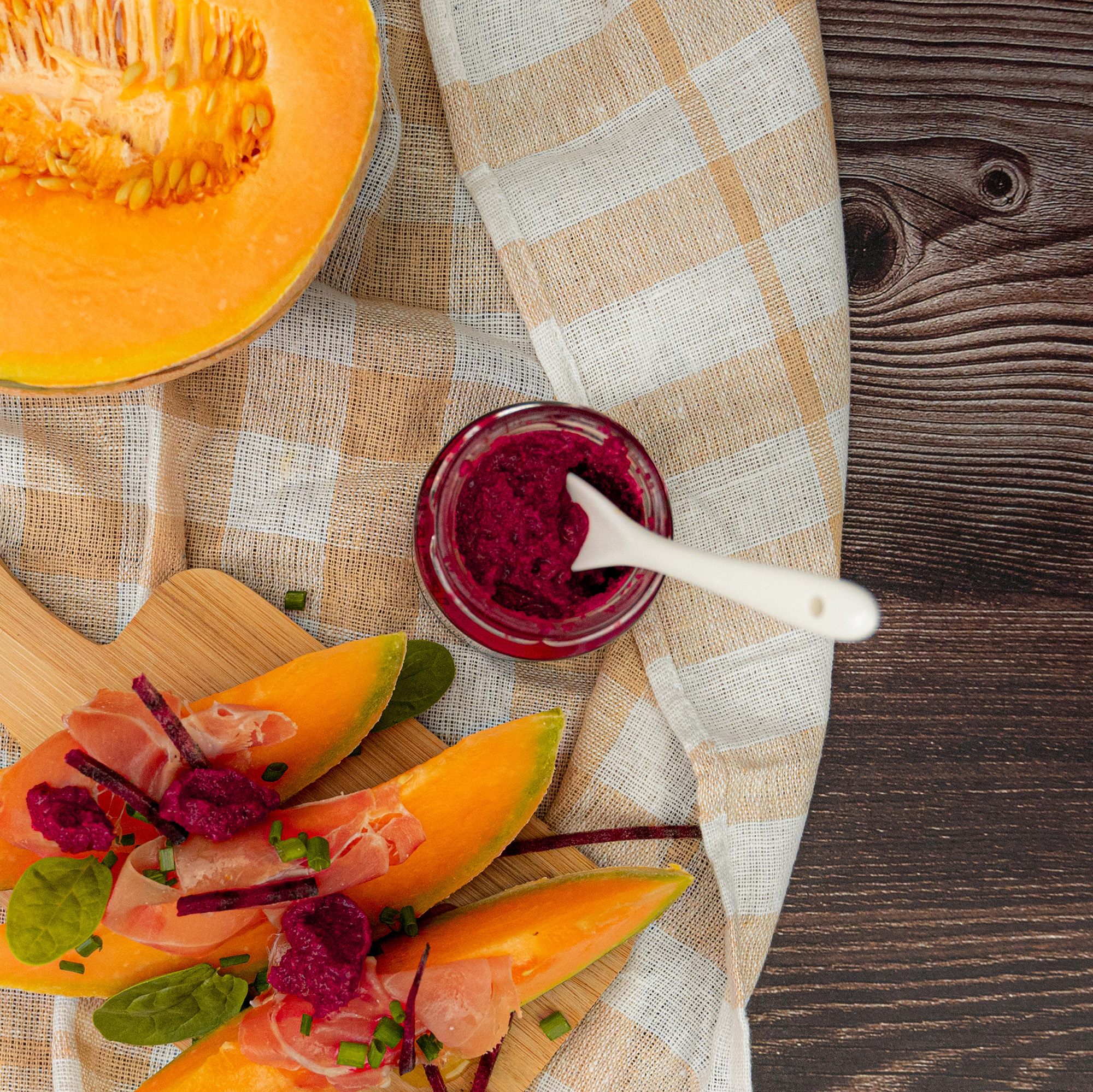 Sahne-Meerrettich-Rote-Bete-mit-Serrano-Schinken-und-Melone-wbe Meerrettich mit Roter Bete für Früchte, Schinken und Käse