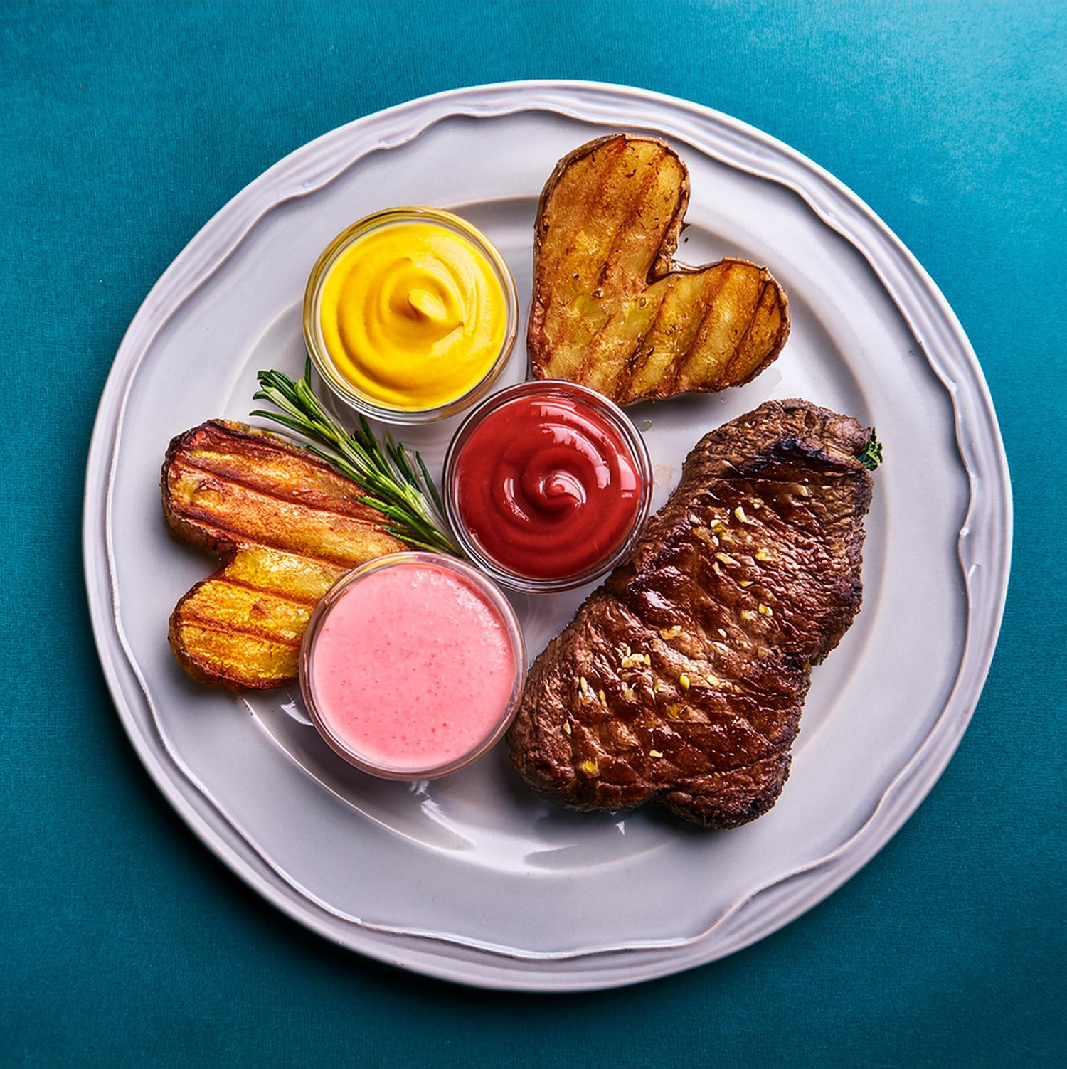 valentinstagssteak Lover’s Trio – Valentinstags-Steak mit Dreierlei Senf-Butter & Herz-Kartoffeln ❤️