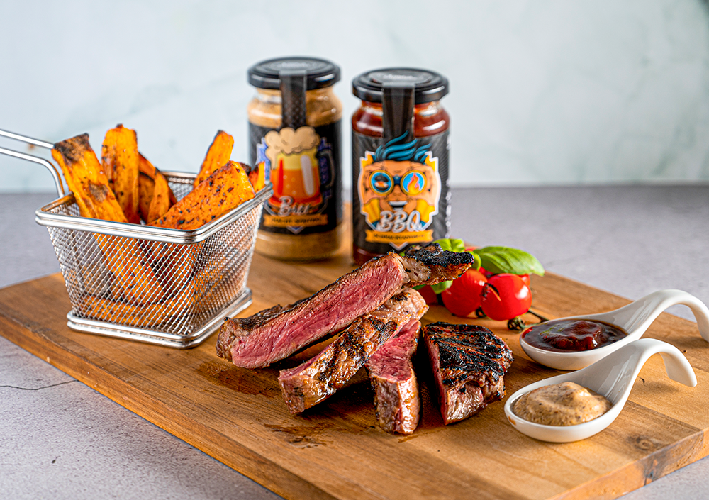 steak und suesskartoffelpommes mit senf und bbq sauce steak und suesskartoffelpommes mit bier senf und bbq sauce