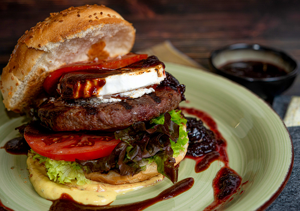 burger mit fleisch und ziegenkaese burger mit fleisch und ziegenkaese