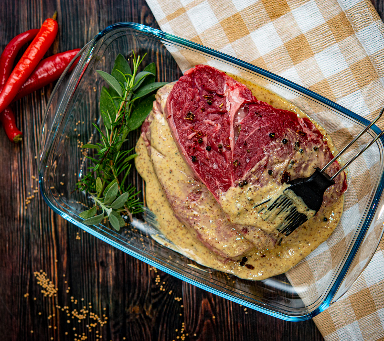 senfmarinade und rohes steak senfmarinade und rohes steak