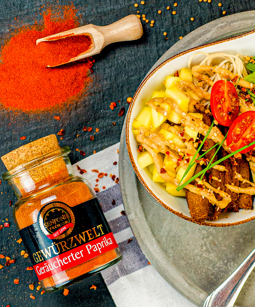 bowl mit paprika gewuerz bowl mit paprika gewuerz