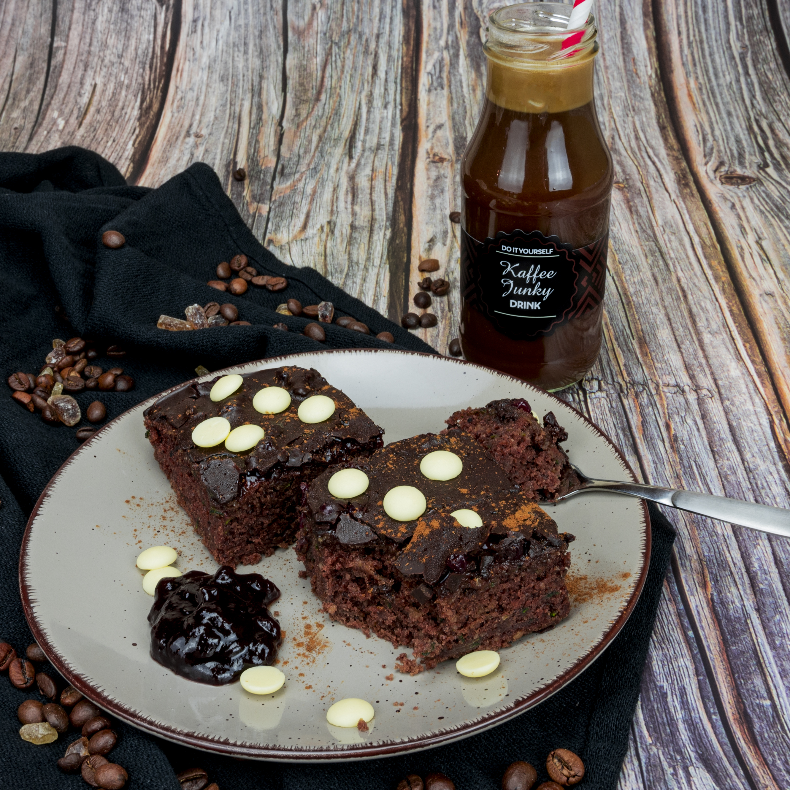 Saftiger Schoko-Preiselbeer-Kuchen ideal zum Kaffee Junky Drink