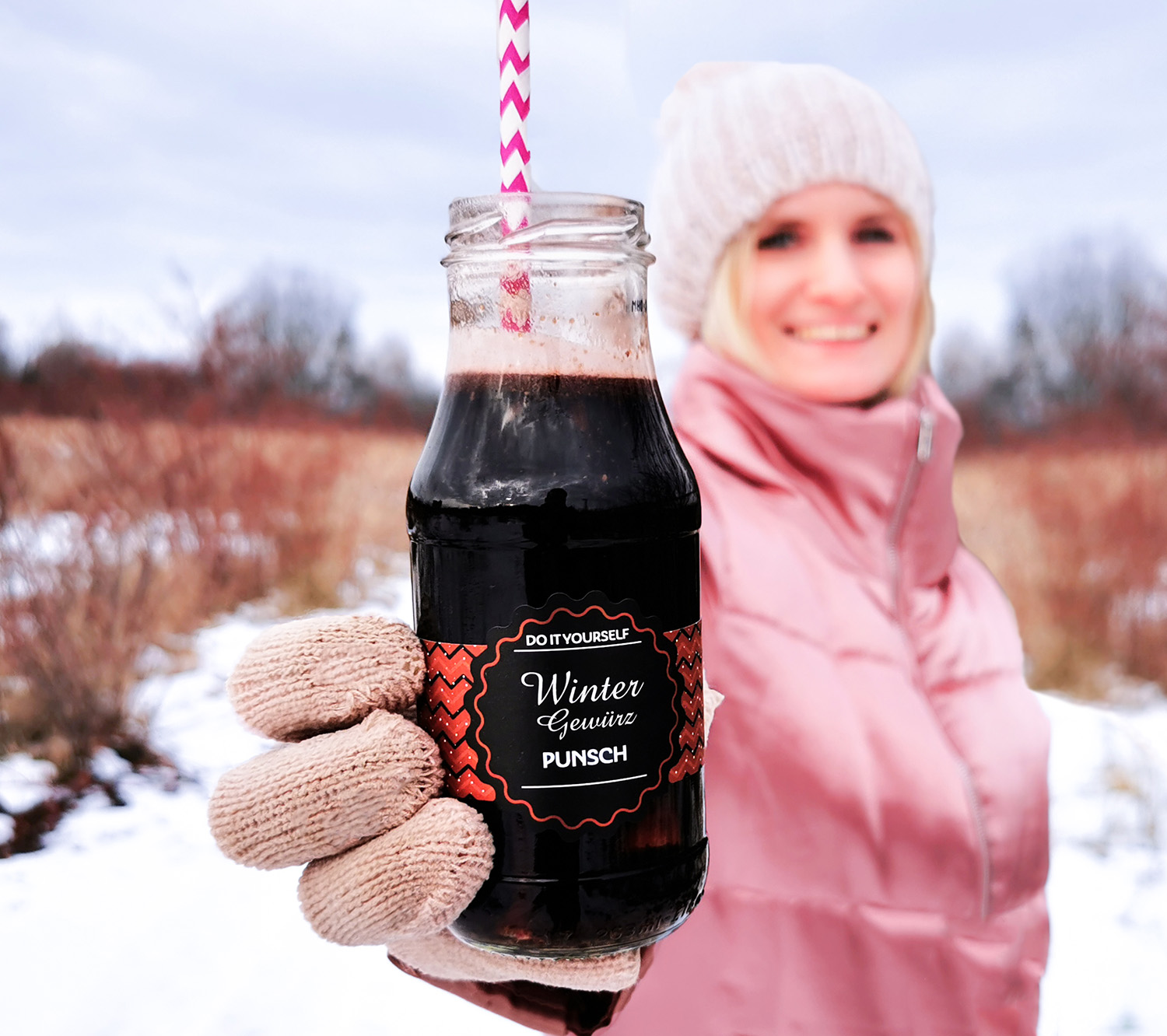 lachende frau im schnee mit wintergewuerzpunsch lachende frau mit wintergewuerzpunsch