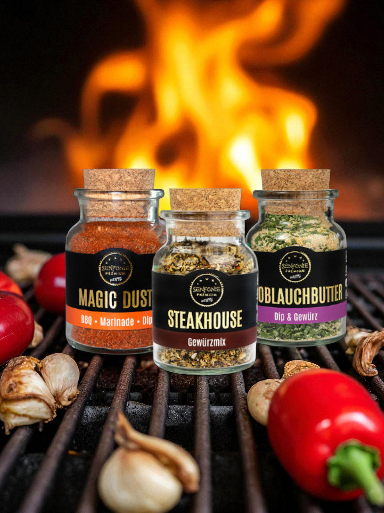 Grillgewürze Magic Dust, Steakhouse und Knoblauchbutter auf Grill mit Flammen