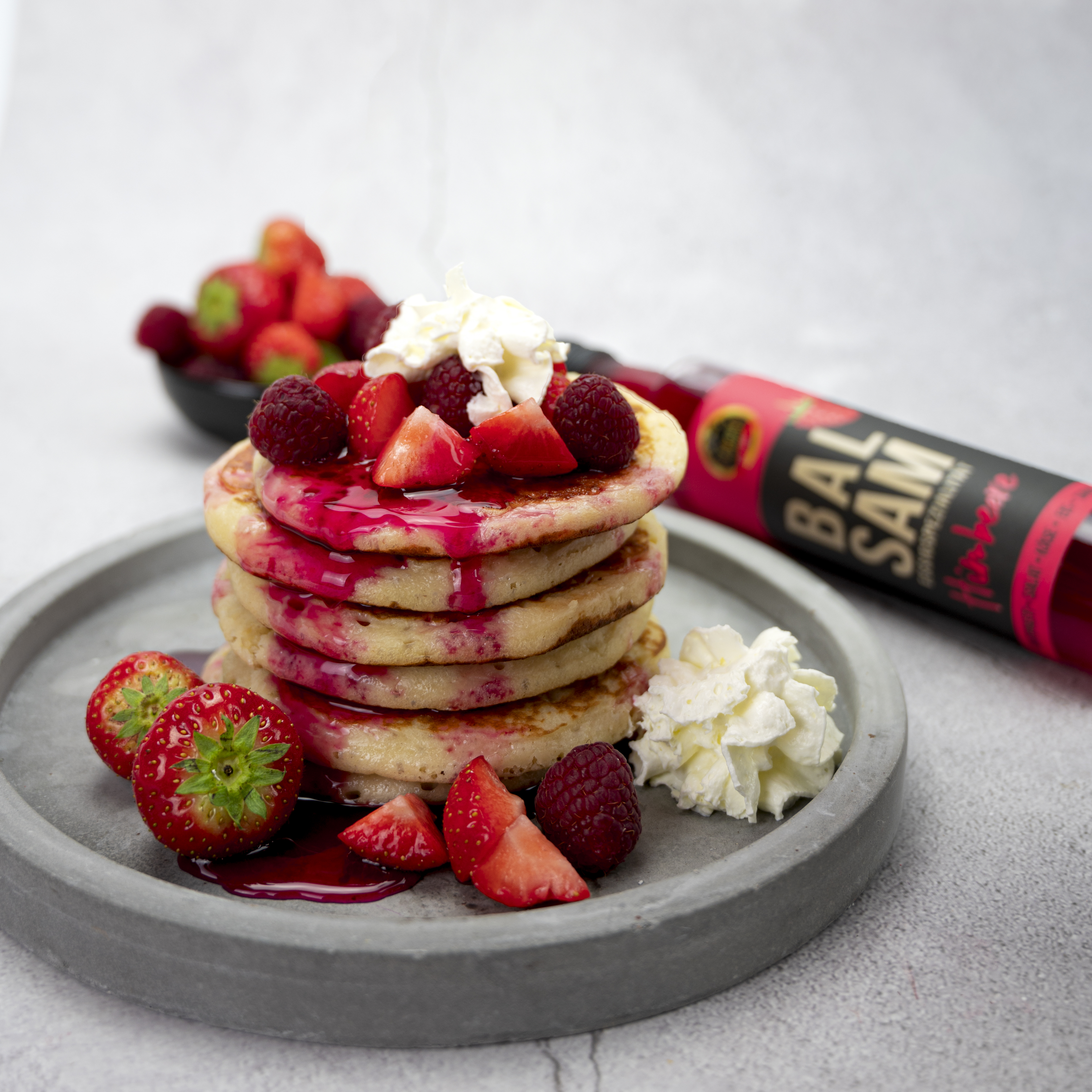 Pancakes, Desserts, Pfannkuchen oder Süßspeisen verfeinert mit Balsam Erdbeere.