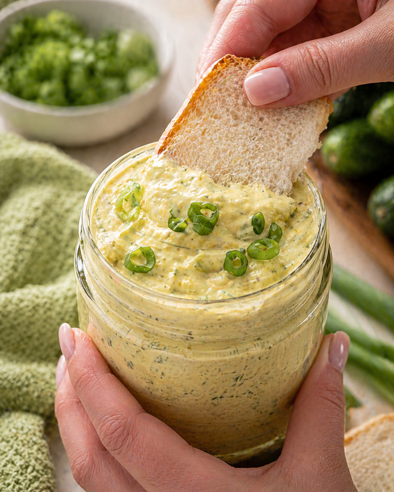 Cremiger Pickle Dip mit Gurke-Dill Senf & „Die scharfe Eine für Alles“