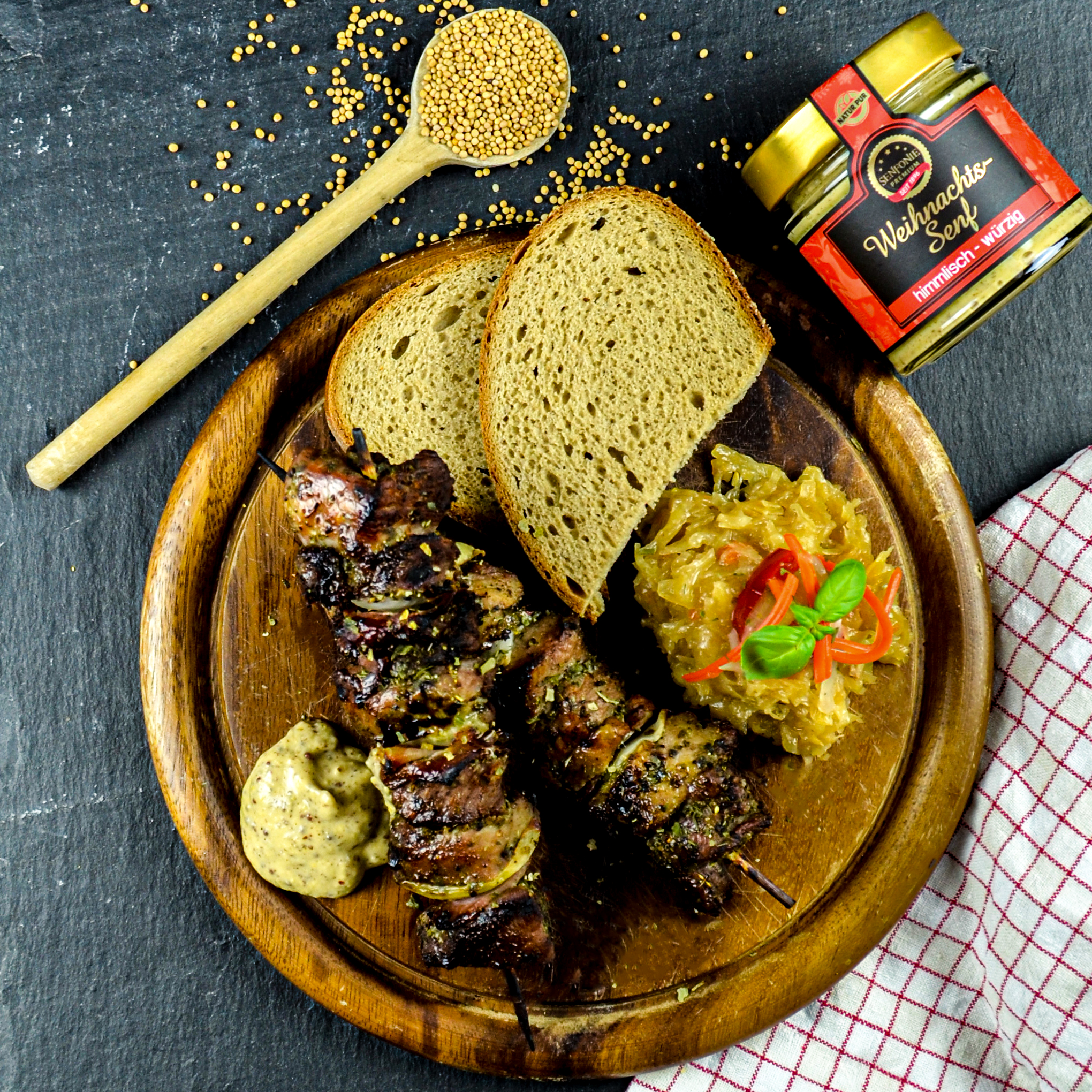 33354-Premium-Weihnachtskiste-Weihnachtssenf-03092020 Weihnachtssenf mit leichter Süße und himmlischer Würze schmeckt zu Fleisch, Wurst, Käse und in Rouladen.