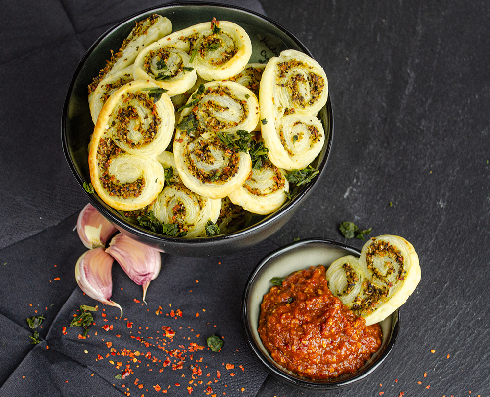 pestoschnecken mit chakalaka dip Blätterteig-Öhrchen mit Pesto & Chakalaka Gewürz Dip