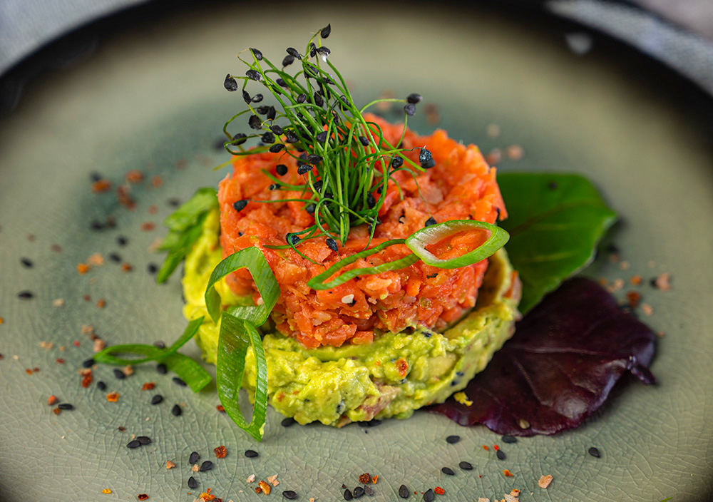 lachstatar auf avocado lachstatar auf avocado