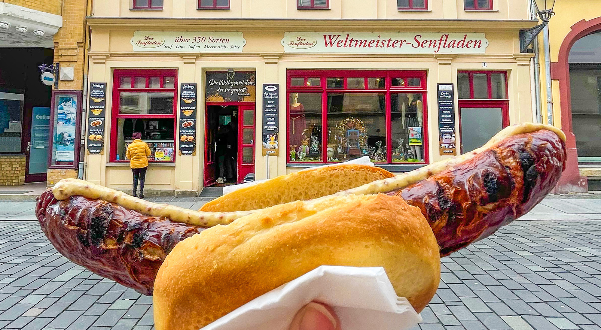 Deko Bratwurst vor Senfladen Deko Bratwurst vor Senfladen