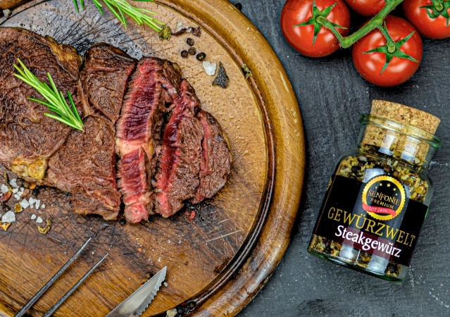 deko steak mit steakgewürz Deko: Aufgeschnittenes Steak mit Steakgewürz