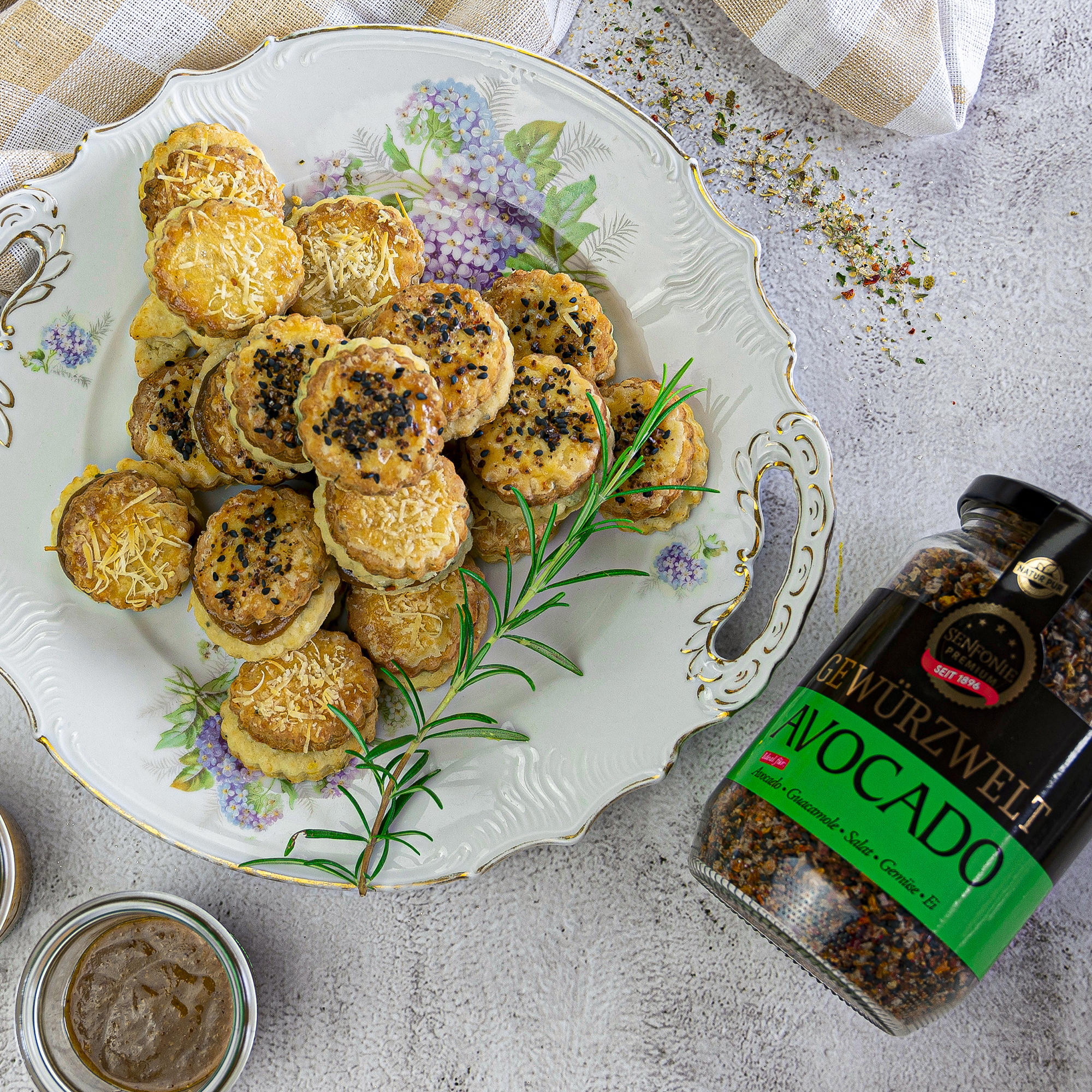 Avocado-Gewurz-grosses-Glas-Senfplatzchen Avocado Gewürz eignet sich hervorragend zum Würzen von herzhaften Gebäck