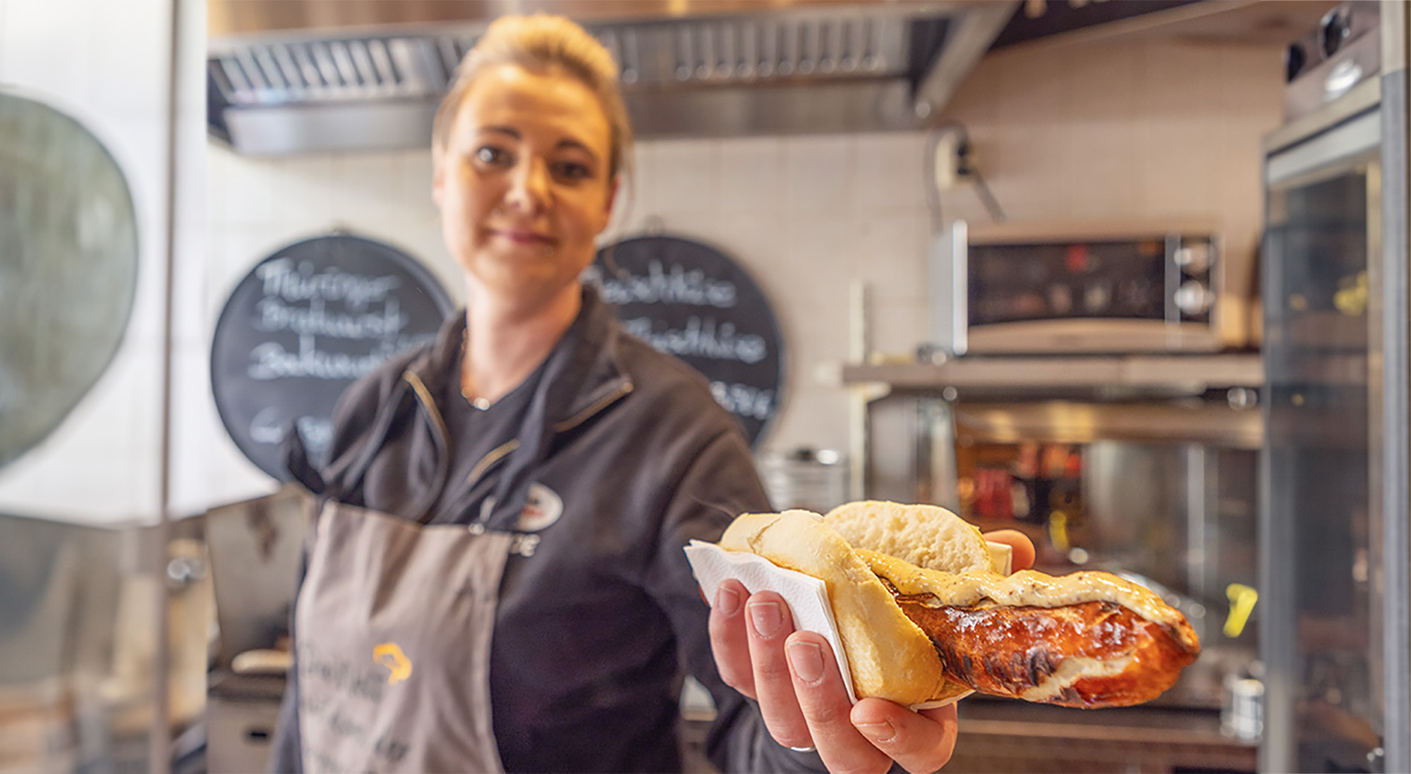 bratwurst mit senf verkaeuferin im senfladen bratwurst mit senf verkaeuferin im senfladen